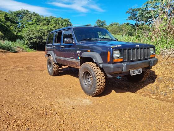 JEEP CHEROKEE 4.0 SPORT 4X4 6I 12V GASOLINA 4P AUTOMÁTICO JEEP CHEROKEE 4.0 SPORT 4X4 6I 12V GASOLINA 4P AUTOMÁTICO